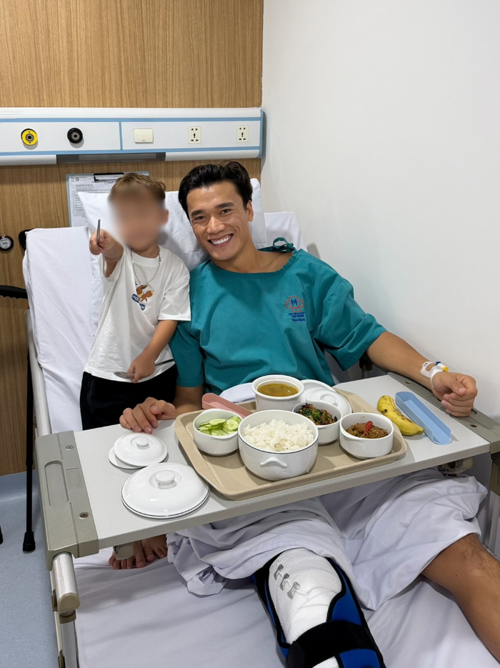 Thủ môn Bùi Tiến Dũng dính chấn thương. Ảnh: FBNV