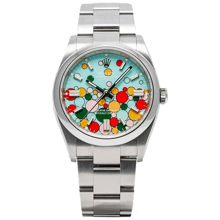 Đồng hồ vợ Cường Đô La gây ấn tượng với mặt số Celebration Dial màu bạc xanh.&nbsp;