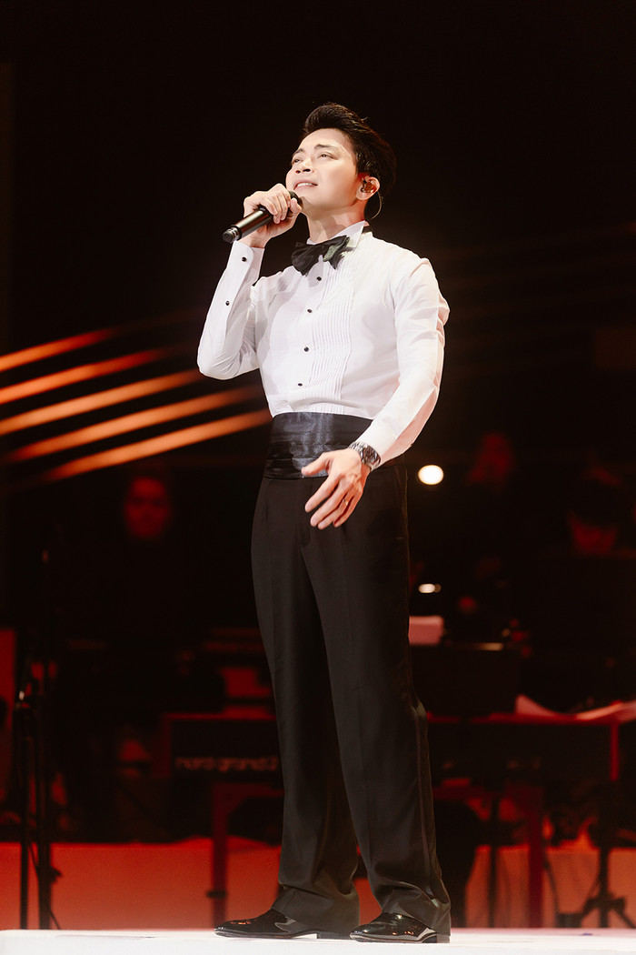 Dù vậy, nam ca sĩ vẫn xử lý tình huống một cách mượt mà.