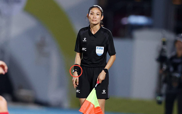 Nữ trọng tài Lào sử dụng chiếc đồng hồ 1 triệu tại chung kết bóng đá nữ SEA Games 33. Ảnh: Anh Đồng