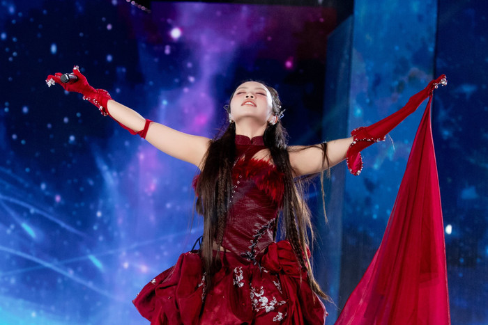 Phương Mỹ Chi gặp sự cố sức khỏe trên sân khấu quốc tế Ảnh 3