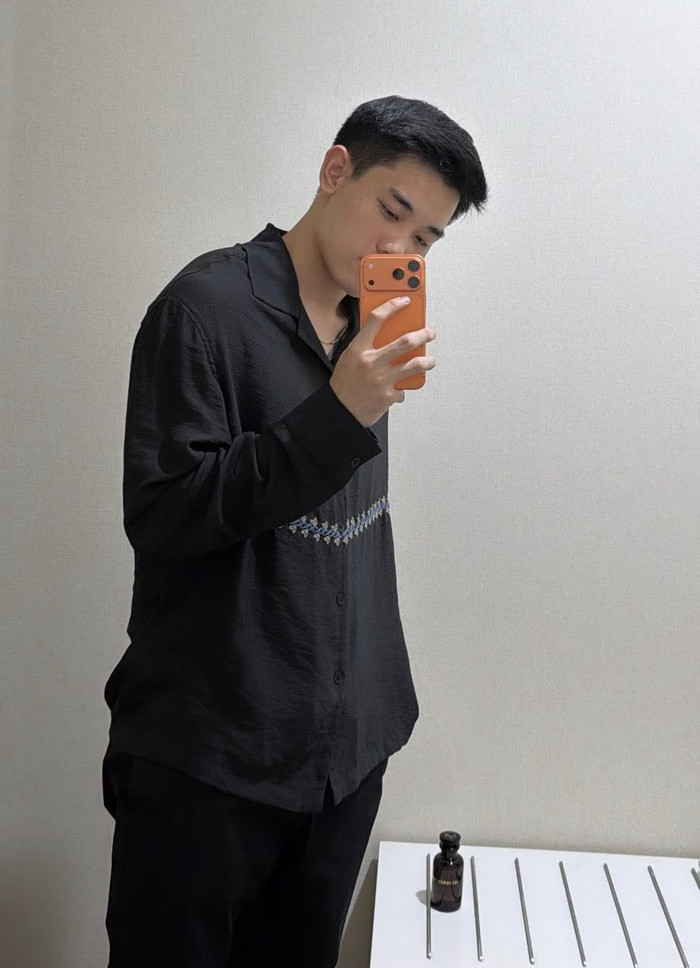 Tiền đạo Đình Bắc sử dụng chiếc điện thoại 8 chữ số để tối ưu nhu cầu hàng ngày. Ảnh: FBNV