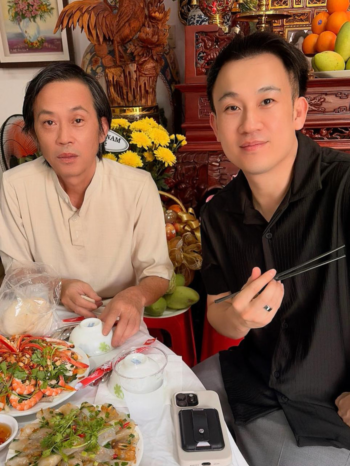 Hoài Linh và em trai là ca sĩ Dương Triệu Vũ. (Ảnh FBNV)