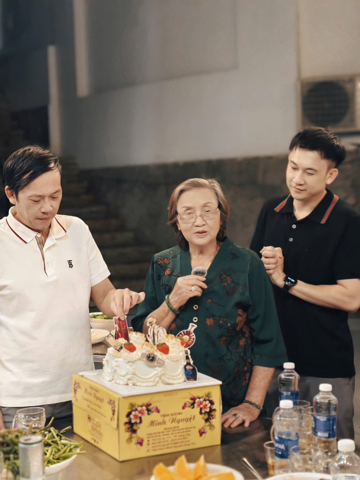 Cả nhà quây quần chúc mừng sinh nhật của Hoài Linh. (Ảnh FBNV)