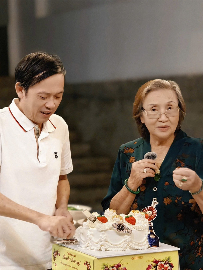 Hoài Linh và mẹ ruột trong ngày sinh nhật của nam nghệ sĩ. (Ảnh FBNV)