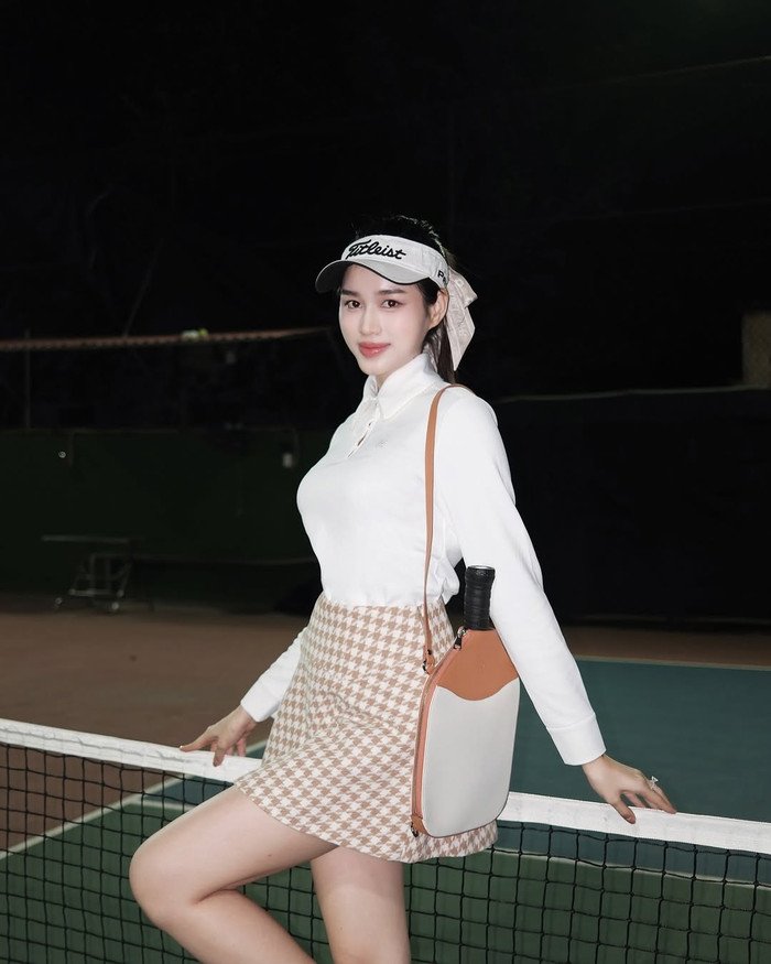 Đỗ Thị Hà lựa chọn chiếc mũ 1 triệu khi đi chơi pickleball. Ảnh: IGNV