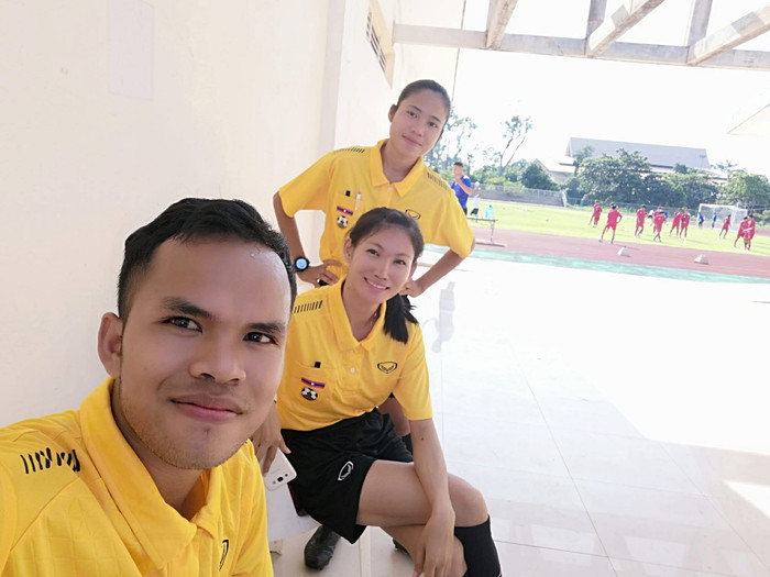 Chiếc điện thoại mà nữ trọng tài Lào cầm trên tay trị giá hơn 1 triệu đồng.