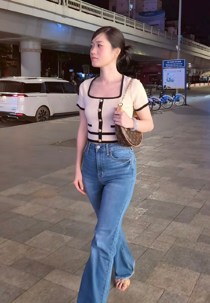 Lâm Vỹ Dạ kết hợp item local brand trẻ trung với phụ kiện luxury để tạo sự cân bằng. Ảnh chụp màn hình