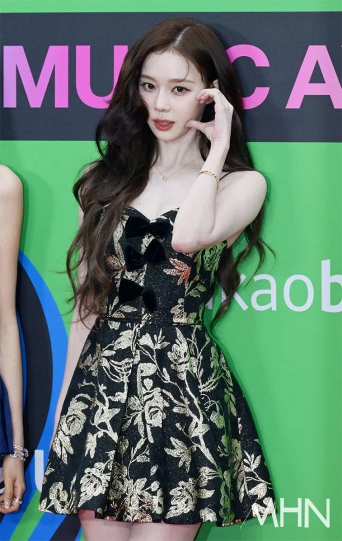 aespa gây tranh cãi dữ dội vì trang phục trên thảm đỏ MMA 2025 Ảnh 2