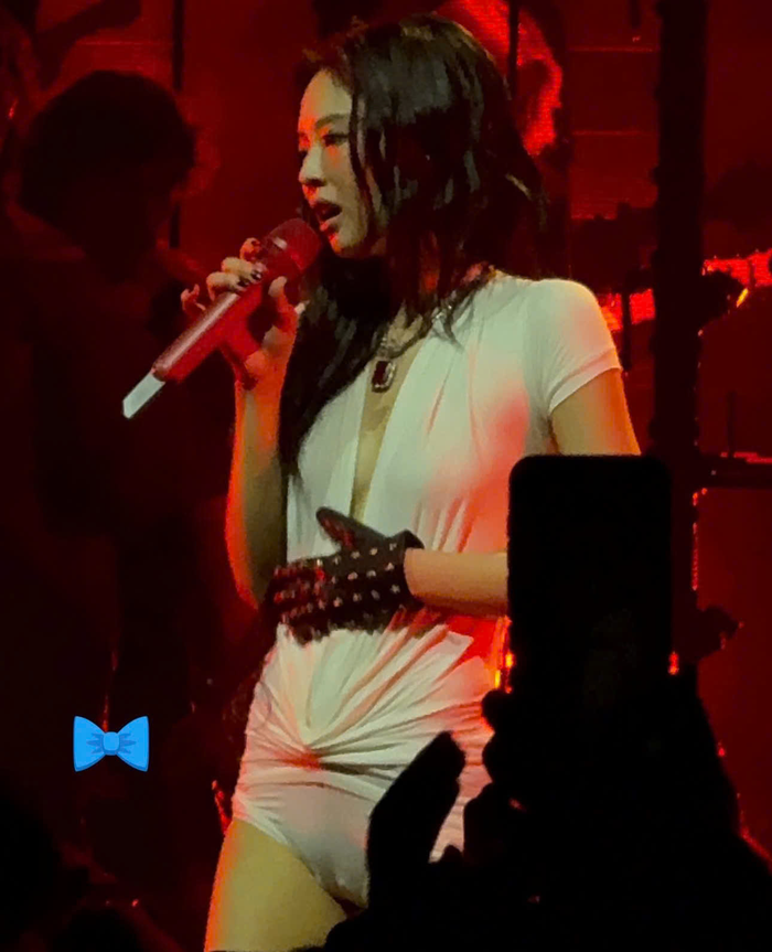 Thậm chí là hở bạo đến mức gây phản cảm.