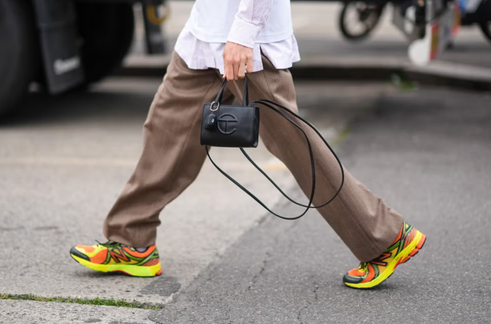 Sự kết hợp màu sắc rực rỡ tiếp tục là điểm nhấn của sneaker năm 2025, khi các thiết kế khuyến khích thử nghiệm táo bạo từ gam acid, pastel đến những sắc độ cùng tông. Một bảng màu nổi bật trên đôi giày không chỉ làm mới diện mạo mà còn nâng tầm tổng thể trang phục. Ảnh: Elle