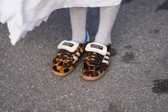 Họa tiết động vật vẫn phủ sóng mạnh mẽ và chưa có dấu hiệu hạ nhiệt. Từ da báo đến họa tiết bò sát, sneaker trở thành điểm nhấn nổi bật với nhiều biến tấu mới, trong đó có các thiết kế hợp tác như Wales Bonner x Adidas, hứa hẹn tiếp tục lên ngôi trong năm 2025. Ảnh: Elle