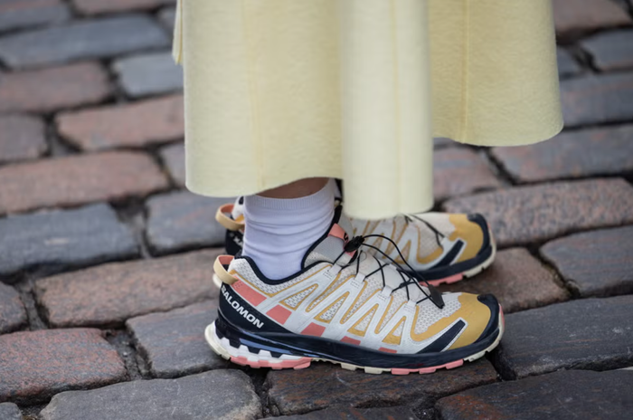 Giày hiking vốn được yêu thích nhờ tính thực dụng. Thế giới thời trang đang rất đón nhận dòng giày này. Các tín đồ gorpcore và street style khéo léo kết hợp kiểu giày này với tất bèo cổ ngắn, chân váy phom rộng và gam màu pastel, tạo nên vẻ ngoài vừa cá tính vừa sành điệu.