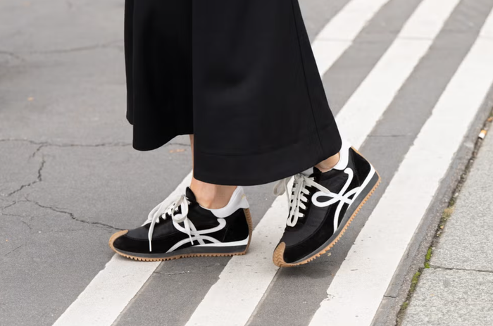 Bên cạnh sneaker chuyên dùng cho phòng tập, các mẫu sneaker mang hơi hướng thời trang ngày càng được ưa chuộng. Dù lấy cảm hứng từ giày tập luyện, những thiết kế này tập trung vào sự thoải mái và tính thẩm mỹ, giúp người mang dễ dàng phối đồ thường ngày. Ảnh: Elle