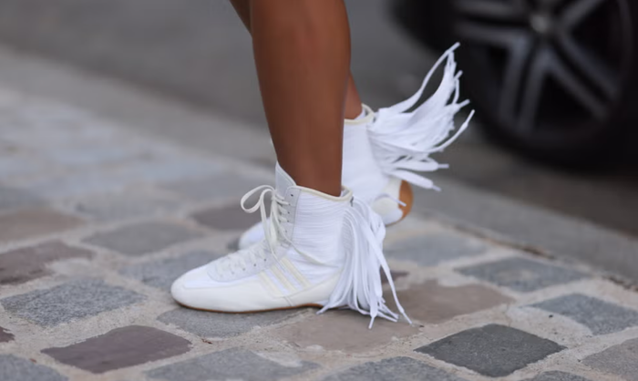 Sneaker cổ cao xuất hiện dày đặc trên các sàn diễn 2025 và được dự báo sẽ lên ngôi trong năm tới. Nhiều nhà mốt như Loewe, Chloé hay Stella McCartney đã đưa vào bộ sưu tập những thiết kế mang tinh thần thể thao, casual, góp phần khẳng định sức hút năng động và cá tính của dòng giày này. Ảnh: Elle