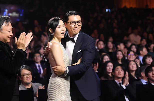 Hyun Bin và Son Ye Jin khi cùng tham gia một lễ trao giải. Ảnh: Chosun