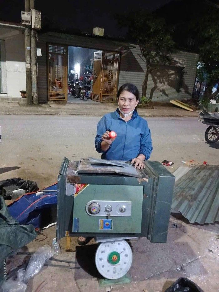 Chị Hương tìm thấy vàng trong chiếc két cũ. Ảnh: Công an tỉnh Hà Tĩnh