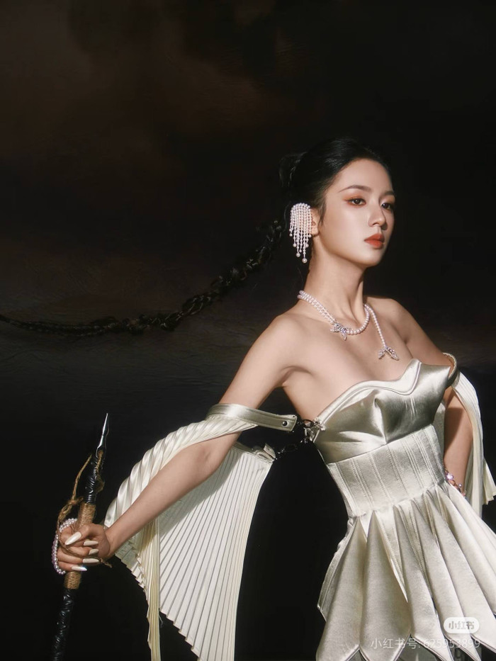 Châu Dã trước đó đã gây ấn tượng khi tung ảnh diện bộ váy khi đi thảm đỏ. Ảnh: Xiaohongsu