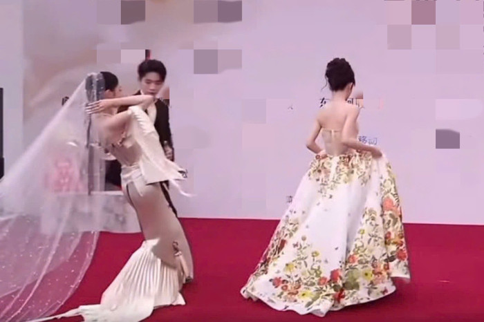 Nữ diễn viên Châu Dã bị kẹt phần voan khi đang đi trên thảm đỏ. Ảnh chụp màn hình