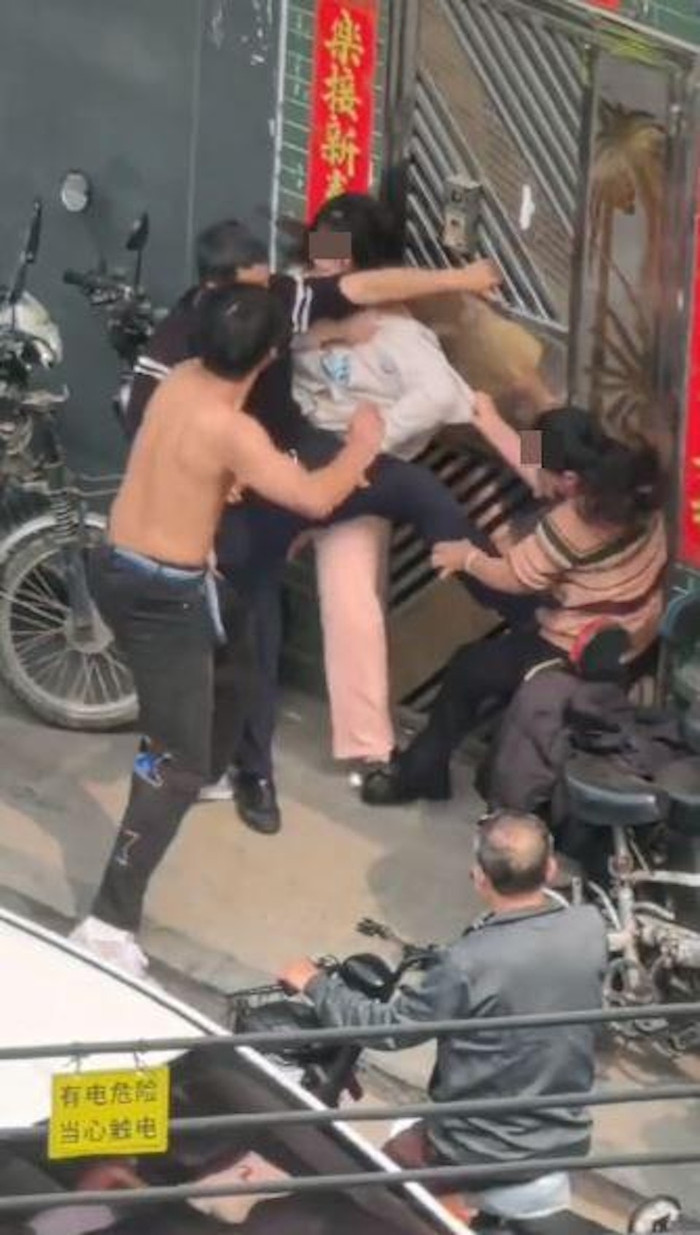 Mẹ và con trai bắt tại trận người cha ngoại tình, danh tính cô nhân tình 'gây sốc' Ảnh 1