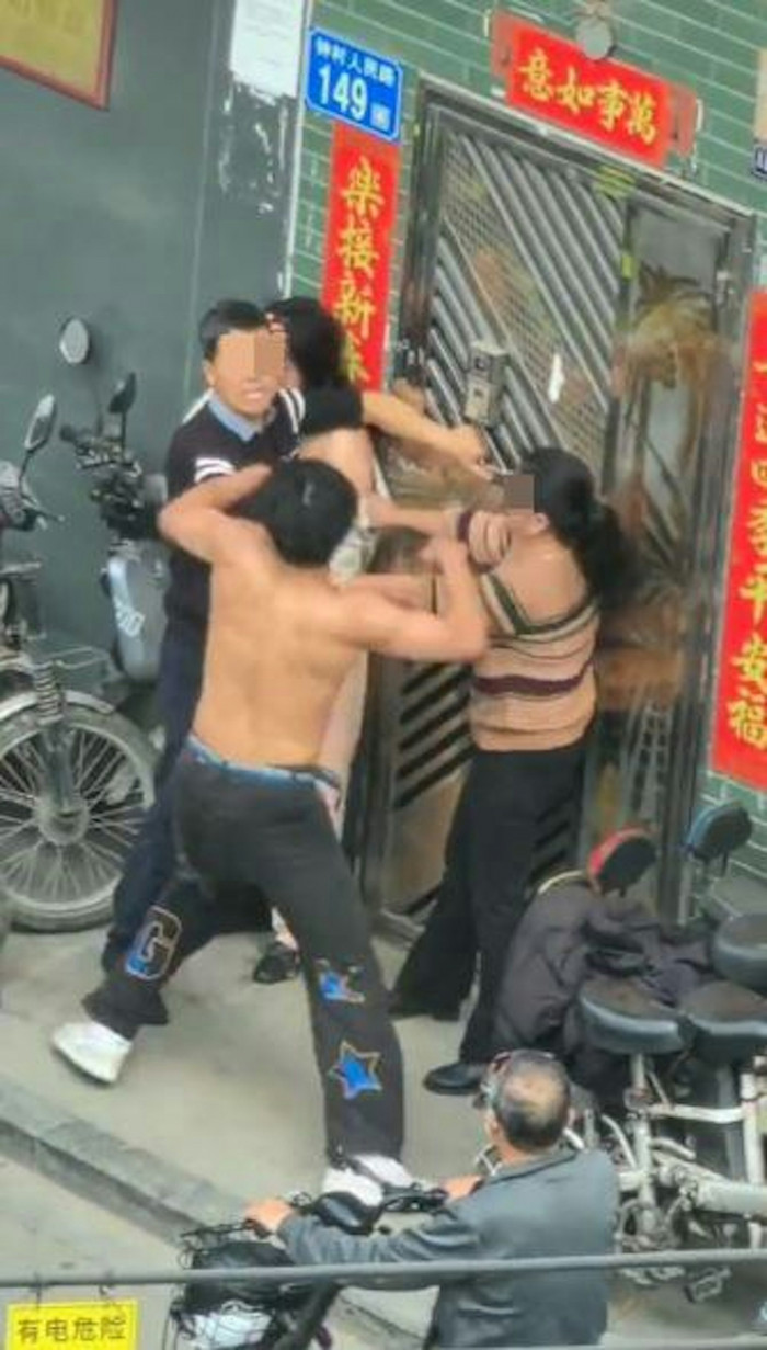 Mẹ và con trai bắt tại trận người cha ngoại tình, danh tính cô nhân tình 'gây sốc' Ảnh 4