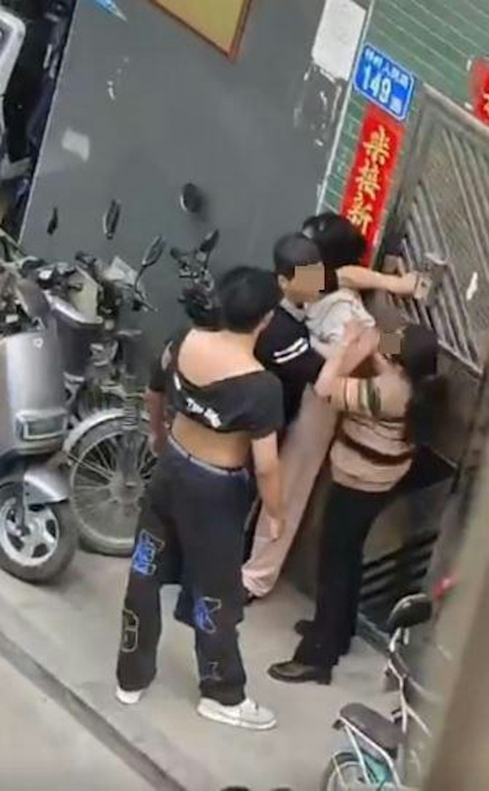 Mẹ và con trai bắt tại trận người cha ngoại tình, danh tính cô nhân tình 'gây sốc' Ảnh 2