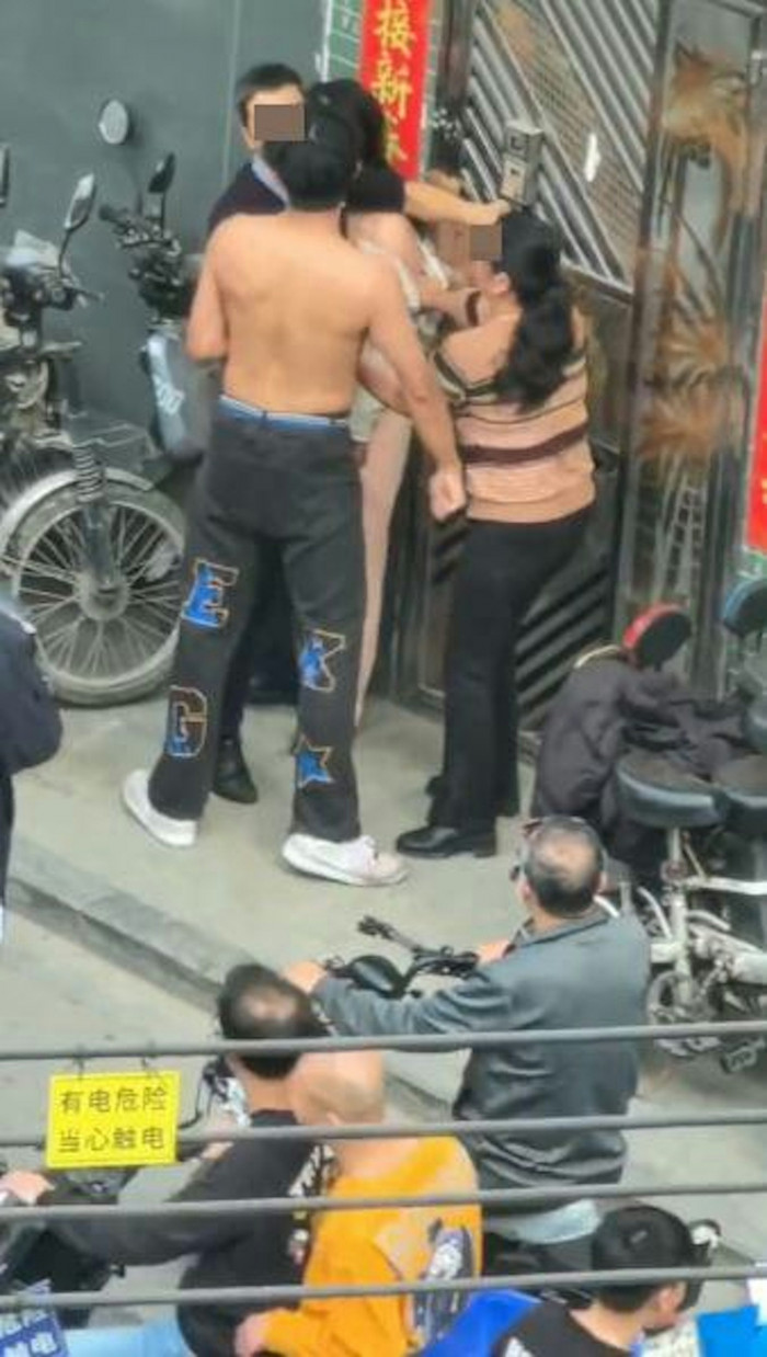 Mẹ và con trai bắt tại trận người cha ngoại tình, danh tính cô nhân tình 'gây sốc' Ảnh 3