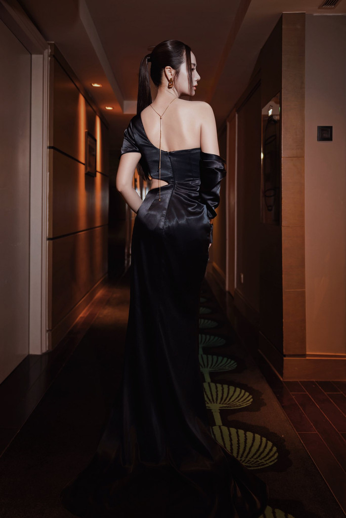 Huyền Lizzie khoe lưng trần quyến rũ, được nhận xét ngày càng xinh đẹp, trẻ trung. Ảnh: FBNV