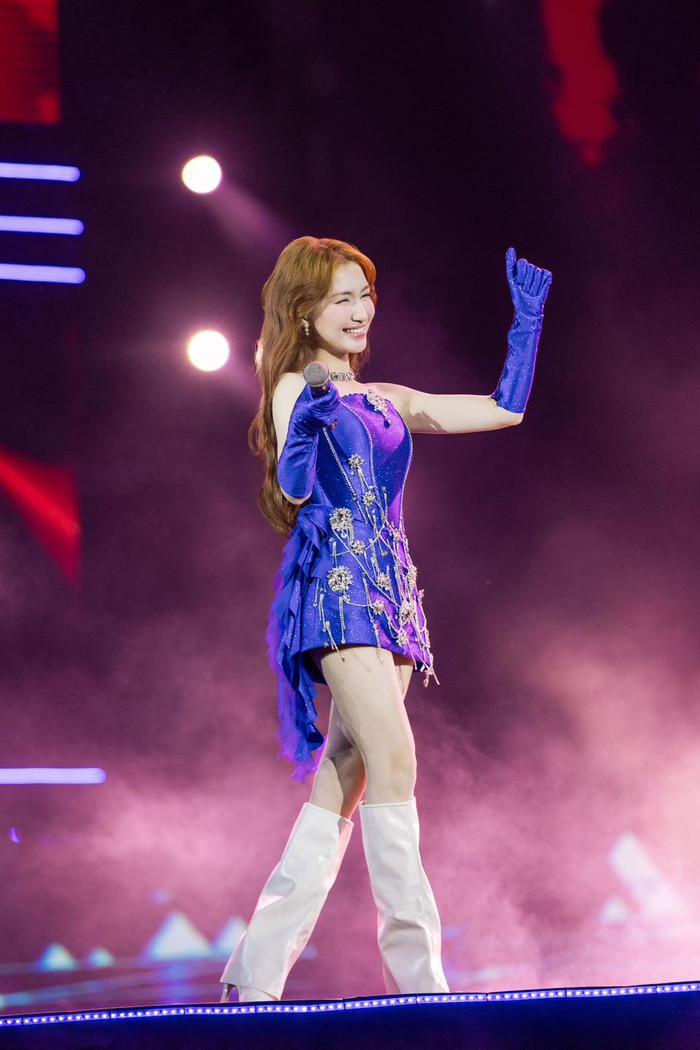 Các thiết kế ngắn, ôm dáng hoặc có điểm nhấn ở eo, vai thường xuyên được cô lựa chọn để tạo hiệu ứng thị giác tốt.&nbsp;(Ảnh FBNV)