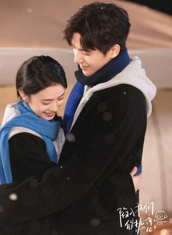 Cảnh hai nhân vật đối diện nhau, gợi đúng năng lượng cool girl - kiêu vương