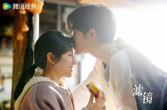 Cảnh nam chính đặt nụ hôn lên trán nữ chính, tạo điểm nhấn ngọt ngào giữa mạch hài