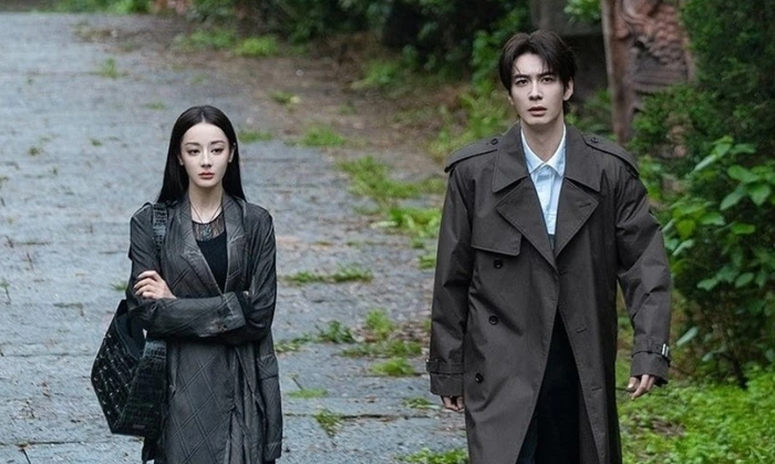 Khoảnh khắc hai nhân vật đứng cạnh nhau với tạo hình đỉnh và khí chất ngang tài