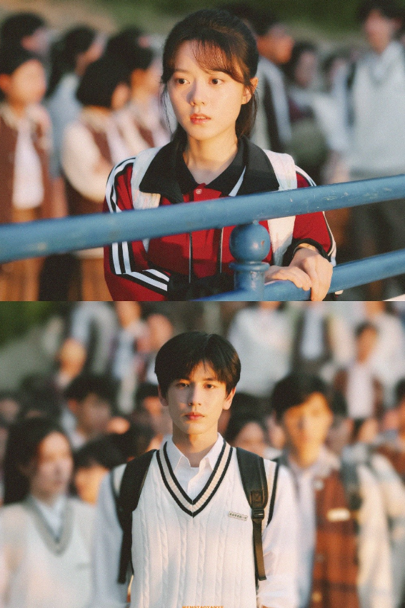 Hai nhân vật trong trang phục đồng phục, là cặp đôi thanh mai trúc mã ngọt ngào và trong sáng