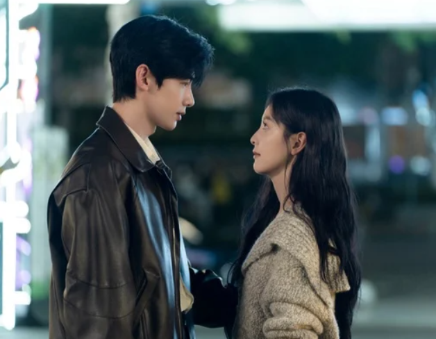 Khung hình cặp đôi đối diện nhau với khí chất 'đúng ngôn tình'