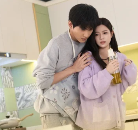 Khung hình chị - em đứng cạnh nhau, tương phản tuổi tác tạo sức hút mạnh