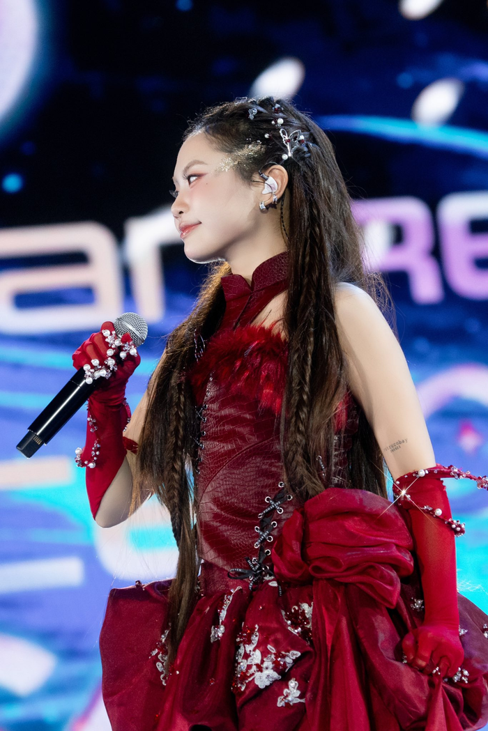 Phương Mỹ Chi mới đây đã có màn trình diễn bùng nổ trên sân khấu chung kết Miss Cosmo 2025.