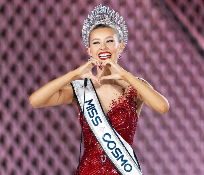 Cả Phương Mỹ Chi và Miss Cosmo 2025 - Yolina Lindquist đều sinh năm 2003.