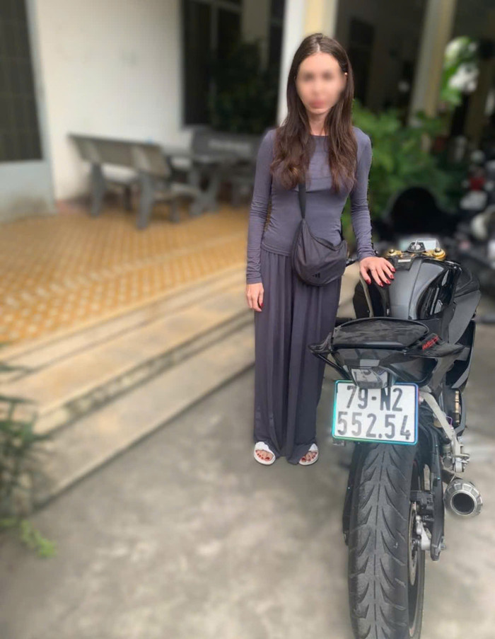 Bà Nikitina cùng chiếc mô tô.