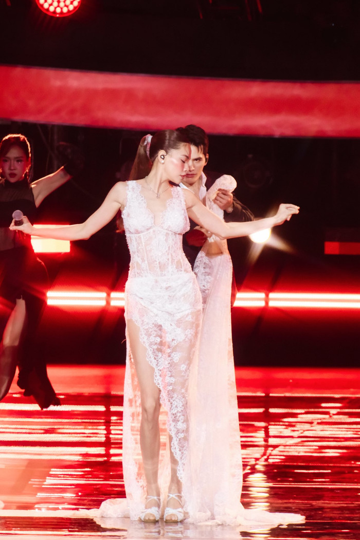 Nữ ca sĩ luôn đầu tư công tư, xuất hiện chỉn chu trên sân khấu.