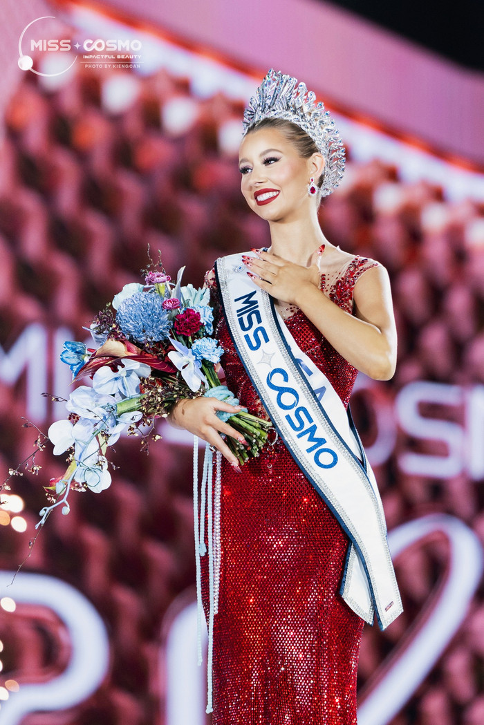 Người đẹp 22 tuổi, có 4 bằng đại học đăng quang Miss Cosmo 2025.