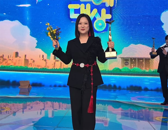 Nữ danh hài Kim Sook trên sân khấu nhận giải mới đây.