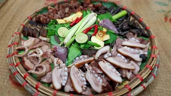 Dù là món ăn gây tranh cãi nhưng thịt chó cũng là món ăn khoái khẩu của nhiều người.