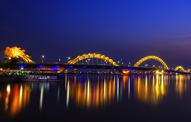 Nét lung linh, huyền ảo của Cầu Rồng khi về đêm.