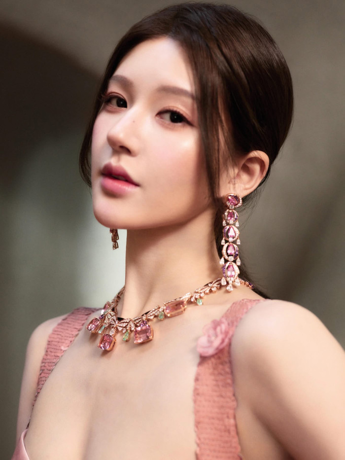 Hình ảnh ngày càng quyến rũ và trưởng thành giúp Triệu Lộ Tư thoát khỏi khuôn mẫu cũ.