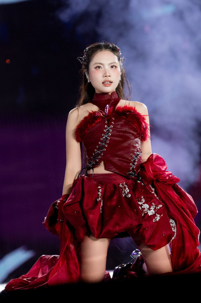 Danh tính người đàn ông đứng sau màn 'lên đồng' của Phương Mỹ Chi Ảnh 1