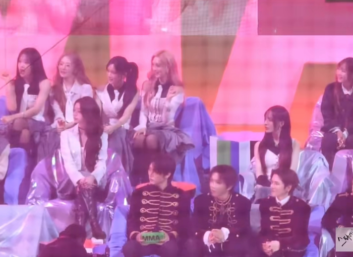 Ngoại trừ Giselle, những nghệ sĩ khác đều chăm chú theo dõi màn trình diễn của Jennie. Ảnh chụp màn hình