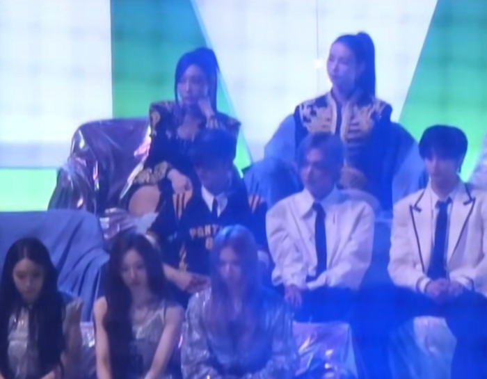 Nữ ca sĩ Giselle được cho là có thái độ 'lơ đẹp' khi Jennie đang biểu diễn trên sân khấu. Ảnh chụp màn hình