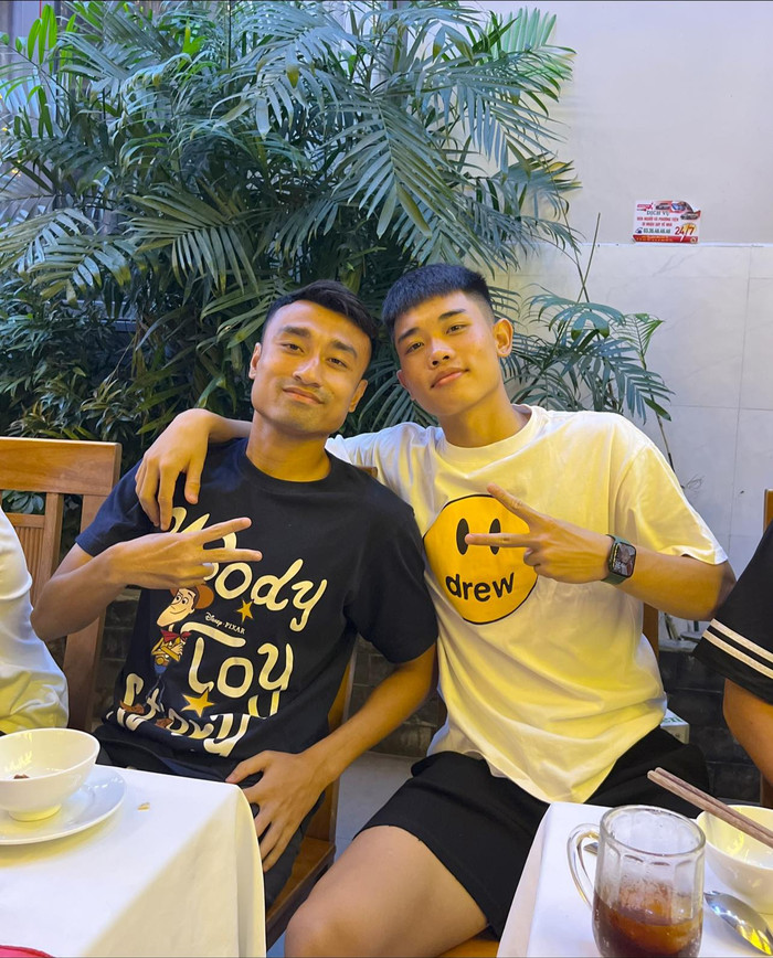 Tiền đạo Đình Bắc thường xuyên sử dụng mẫu đồng hồ thông minh Apple Watch. (Ảnh: FBNV)