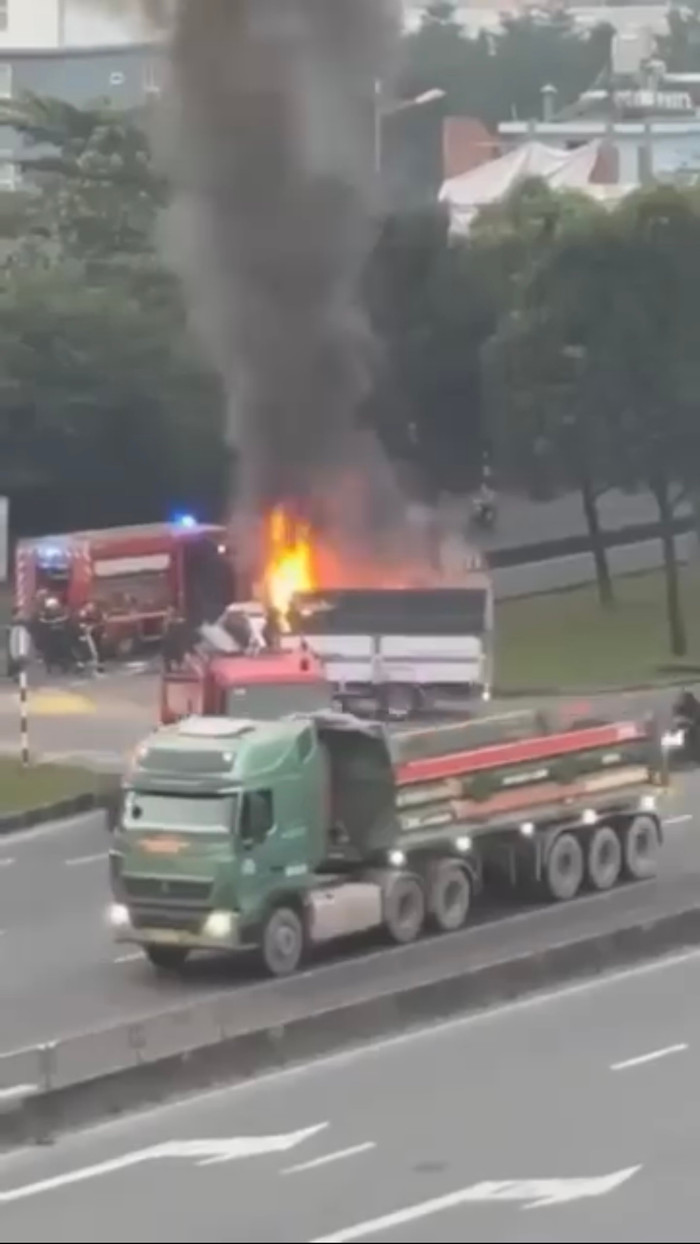 Lực lượng PCCC nhanh chóng được triển khai để dập tắt đám cháy - Ảnh: Cắt từ clip