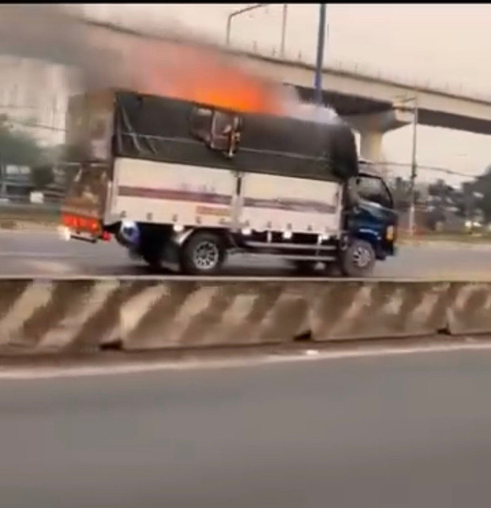Xe tải bốc cháy ngùn ngụt trên đường, bất ngờ phản ứng của tài xế Ảnh 1